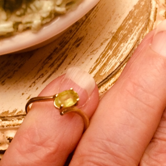 Vintage,, Peridot birthstone ring, size 5 1/2 appx., in 10K yellow gold - Picture 2 of 4